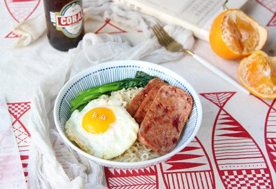 午餐肉雙蛋出前一丁