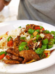 香辣苕皮（蕨粑）炒肉蓋飯+蔬菜+滷蛋+飲料