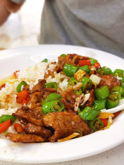 香辣苕皮（蕨粑）炒肉蓋飯+蔬菜+滷蛋+飲料