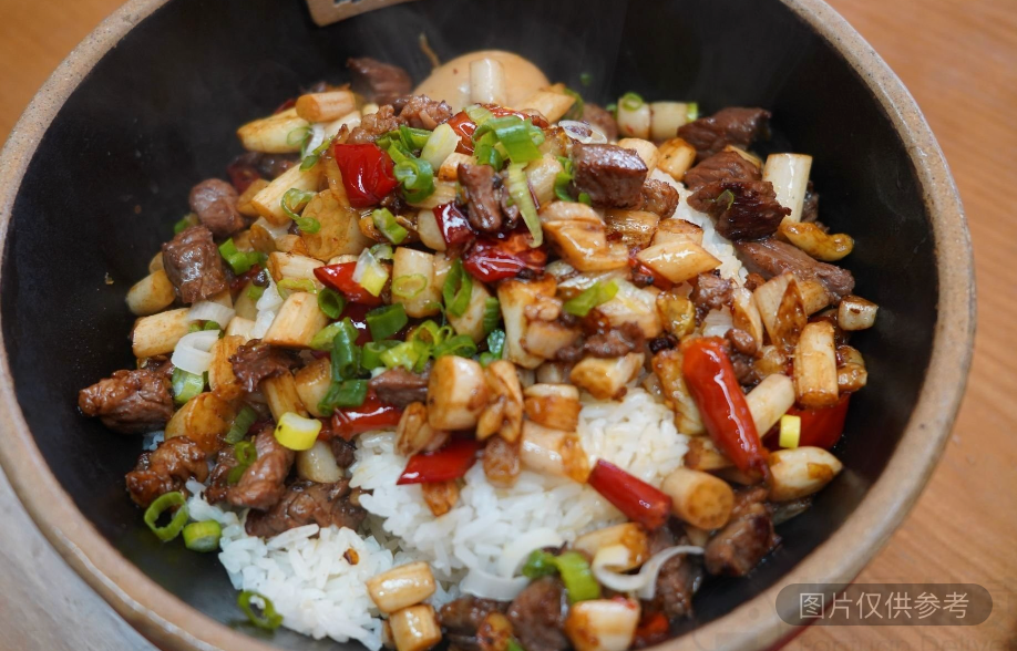 酸藕尖炒牛排瓦缽飯