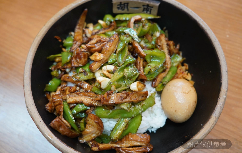 爆炒鹵肥腸瓦缽飯