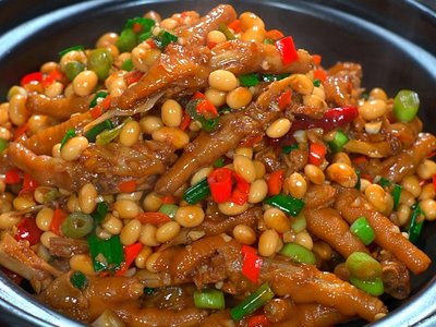 香辣黃豆肉末蓋飯+蔬菜+滷蛋+飲料