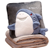 SPM 新款可愛鯊魚兩用折疊抱枕毯子 抱枕被—葛優鯊 40*40cm 被子展開尺寸:1.5*1m/ 1.5*2m