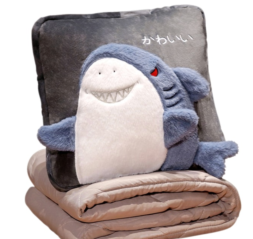 SPM 新款可愛鯊魚兩用折疊抱枕毯子 抱枕被—葛優鯊 40*40cm 被子展開尺寸:1.5*1m/ 1.5*2m