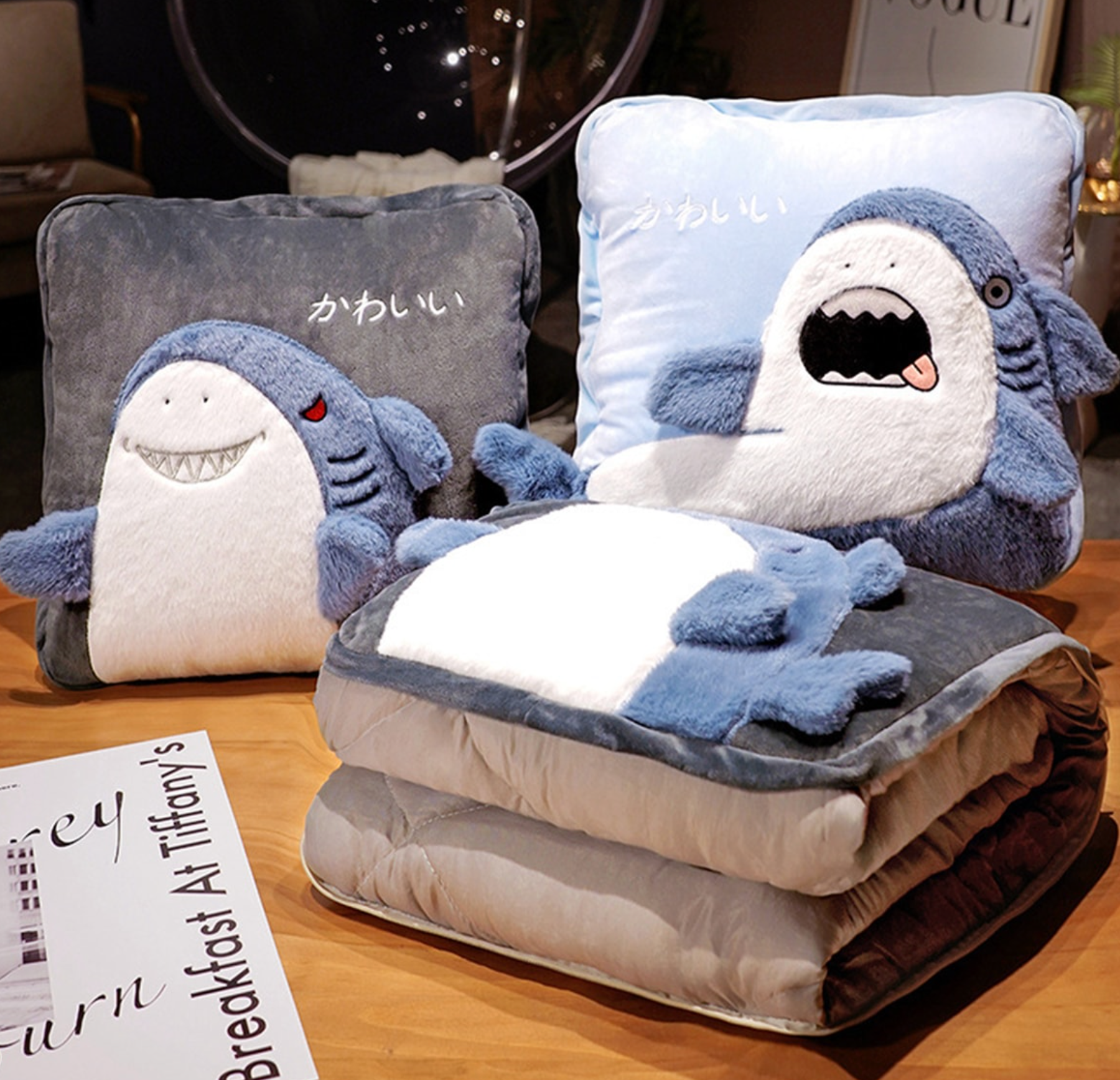 SPM 新款可愛鯊魚兩用折疊抱枕毯子 抱枕被—葛優鯊 40*40cm 被子展開尺寸:1.5*1m/ 1.5*2m