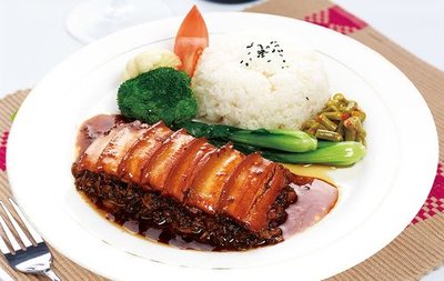 梅菜扣肉蓋飯+香辣豆腐皮+青菜+滷蛋+可樂