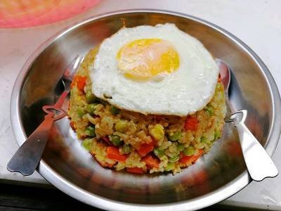 煎蛋午餐肉或火腿白飯