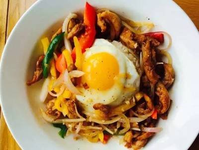 泰式香草炒雞配煎蛋白飯