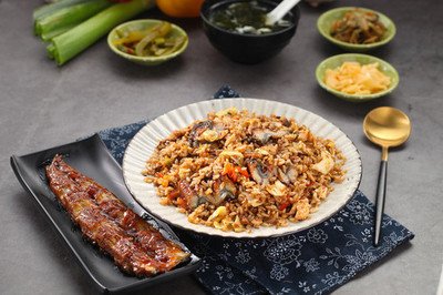 日式鐵板鰻魚海鮮炒飯