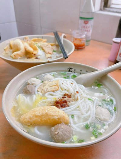 煎雞扒，魚蛋湯米線