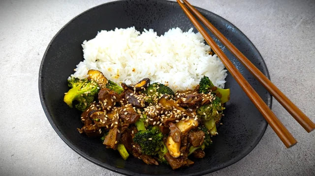 素醬油牛排配米飯蔬菜