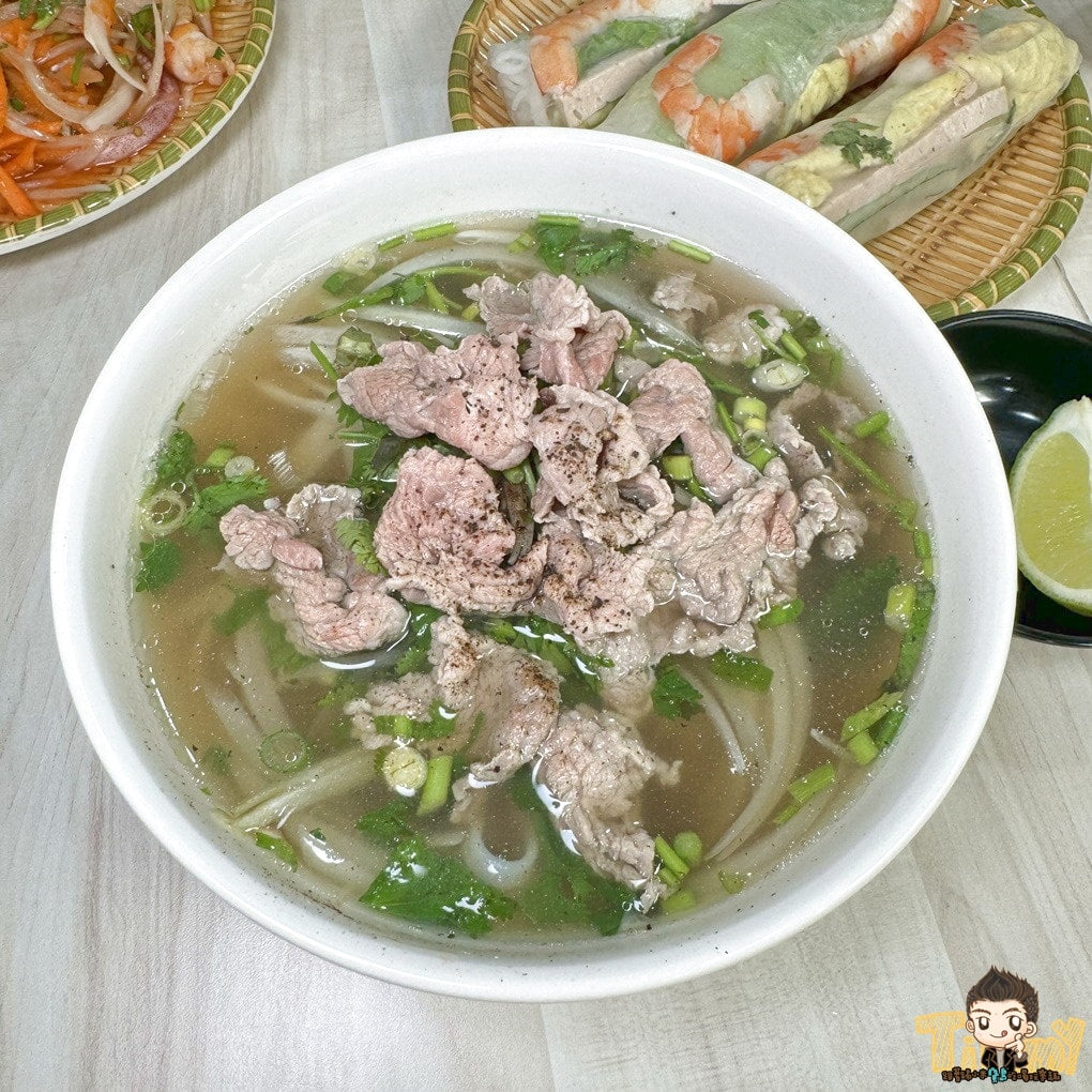 牛骨湯烤雞腿或豬肉河粉