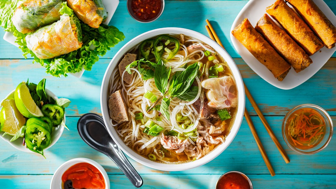 蔬菜湯蒸或炸豆腐蔬菜河粉