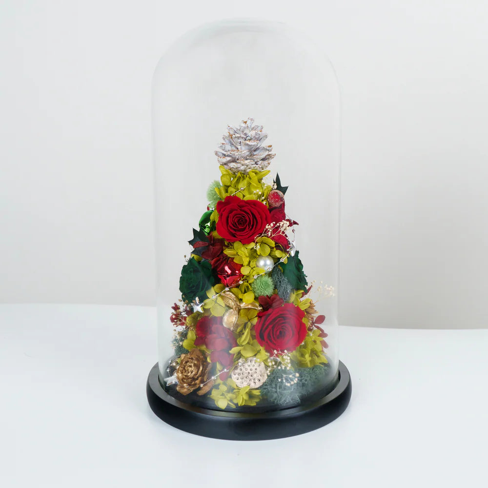 高大的玻璃穹頂永恆聖誕樹混合花卉