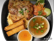 烤（牛肉、雞肉或豬肉）配蛋捲（2個）飯