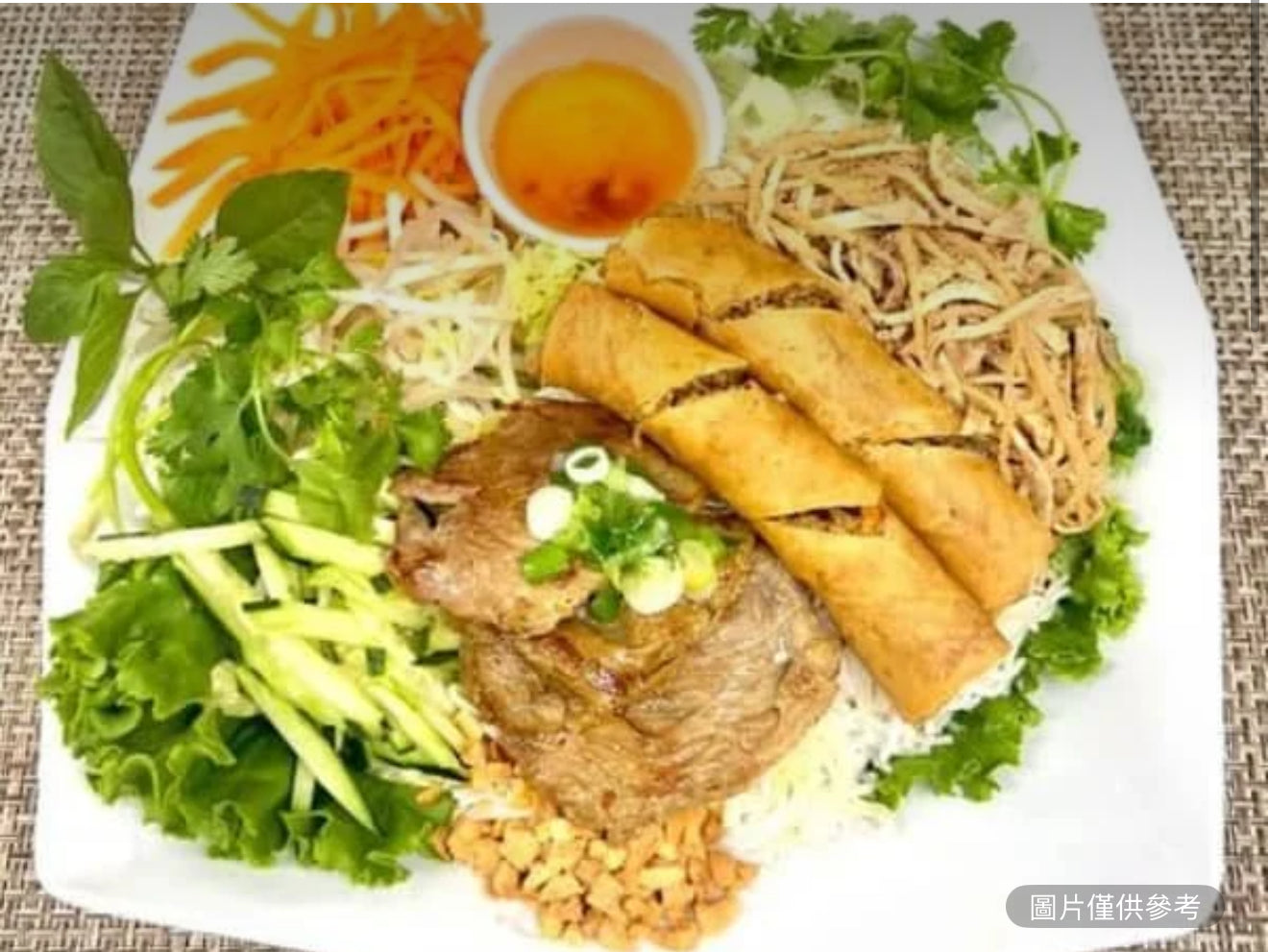 烤蝦仁配（豬肉、牛肉或雞肉選一種）及蛋捲（2個）檬粉