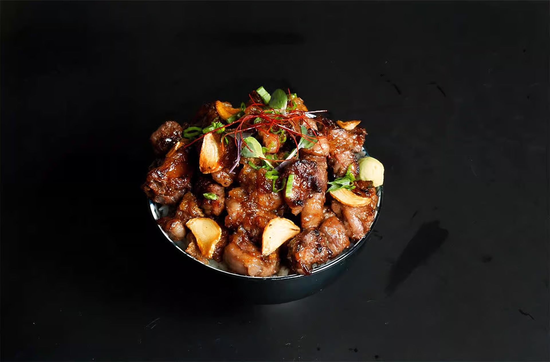 蒜香和牛骰子丼（佐洋蔥醬）