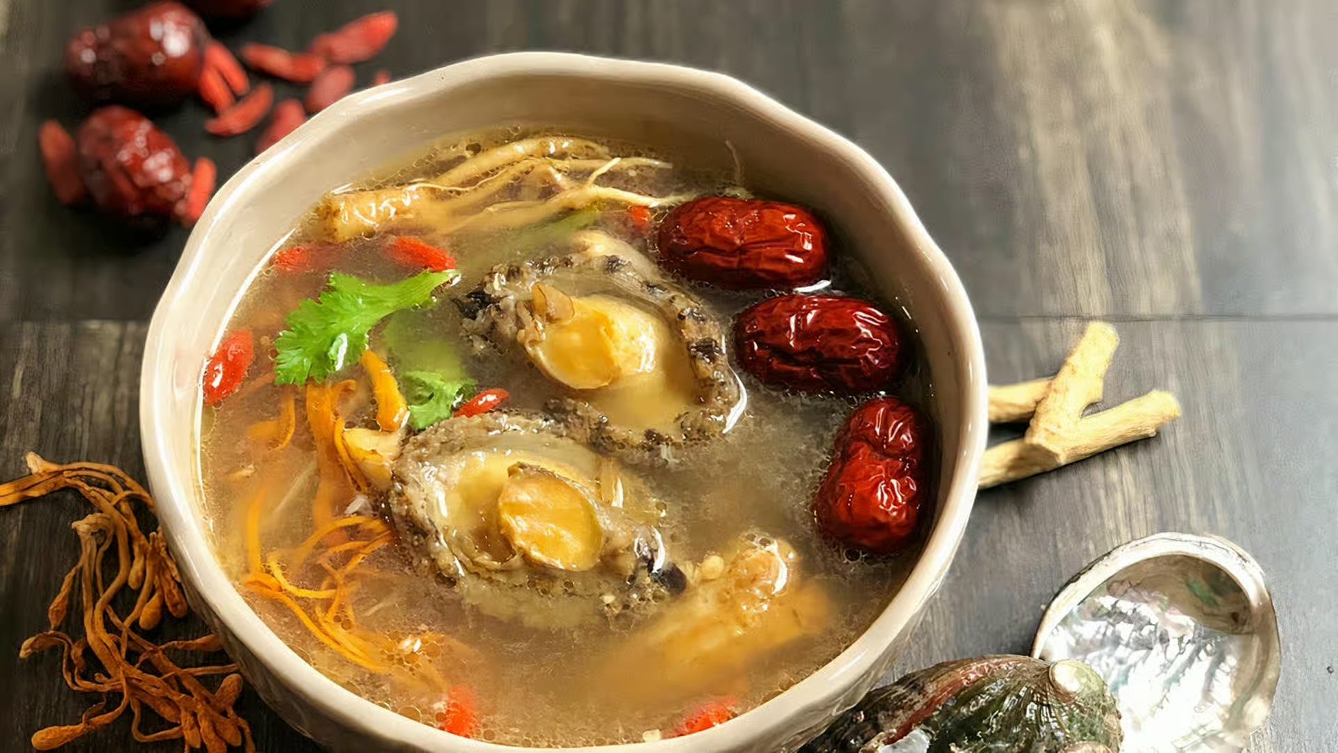 鲍鱼虫草花炖人参鸡汤