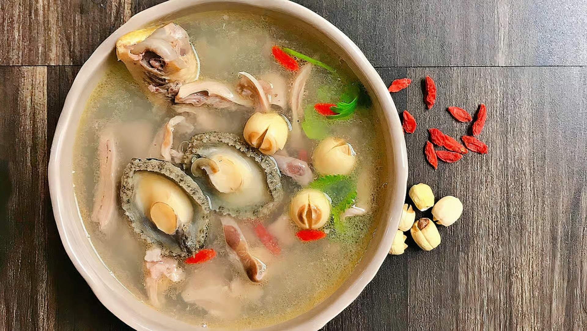 鲍鱼猪肚炖莲子鸡汤