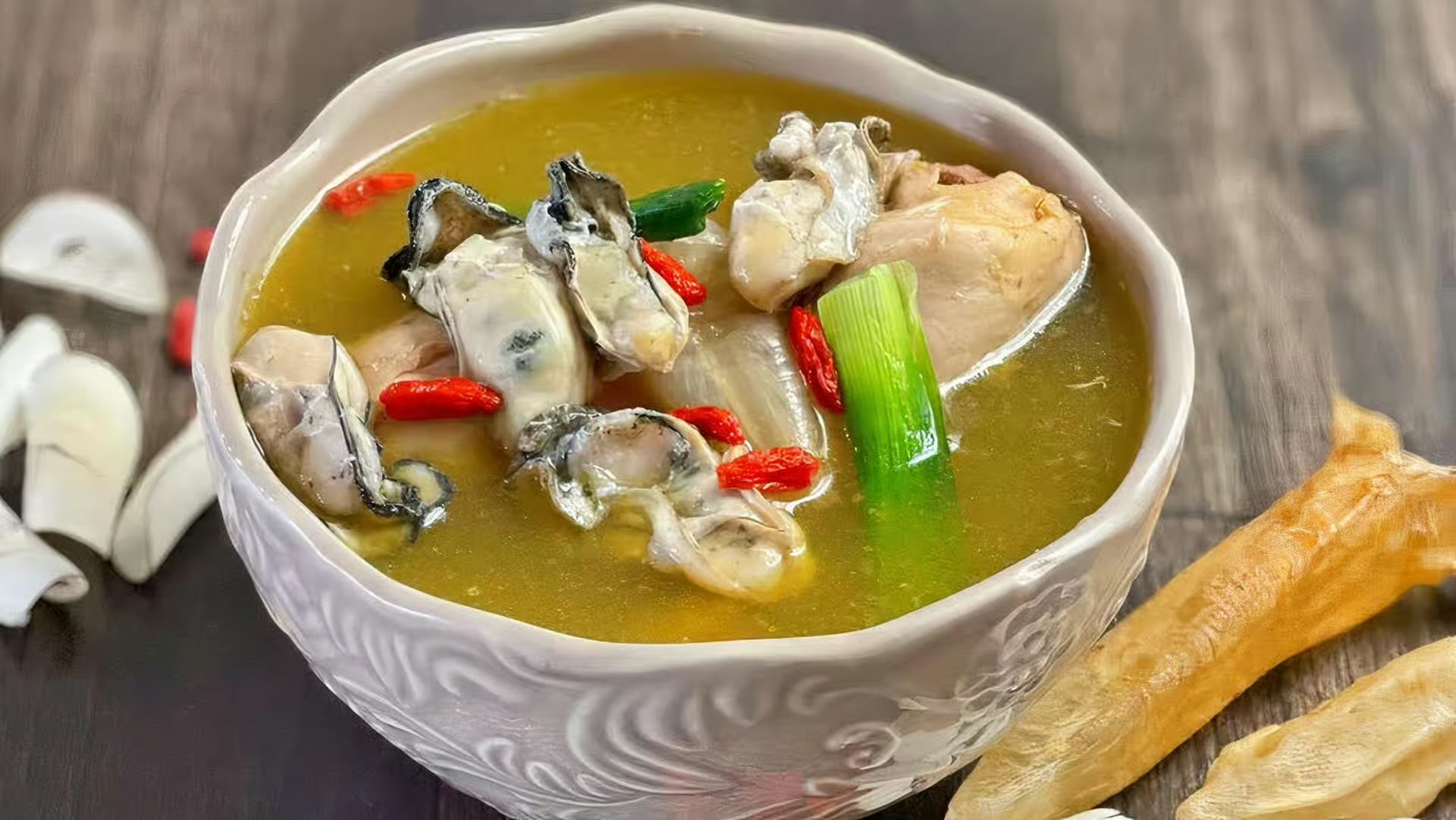 金汤蚝仔炖花胶鸡汤