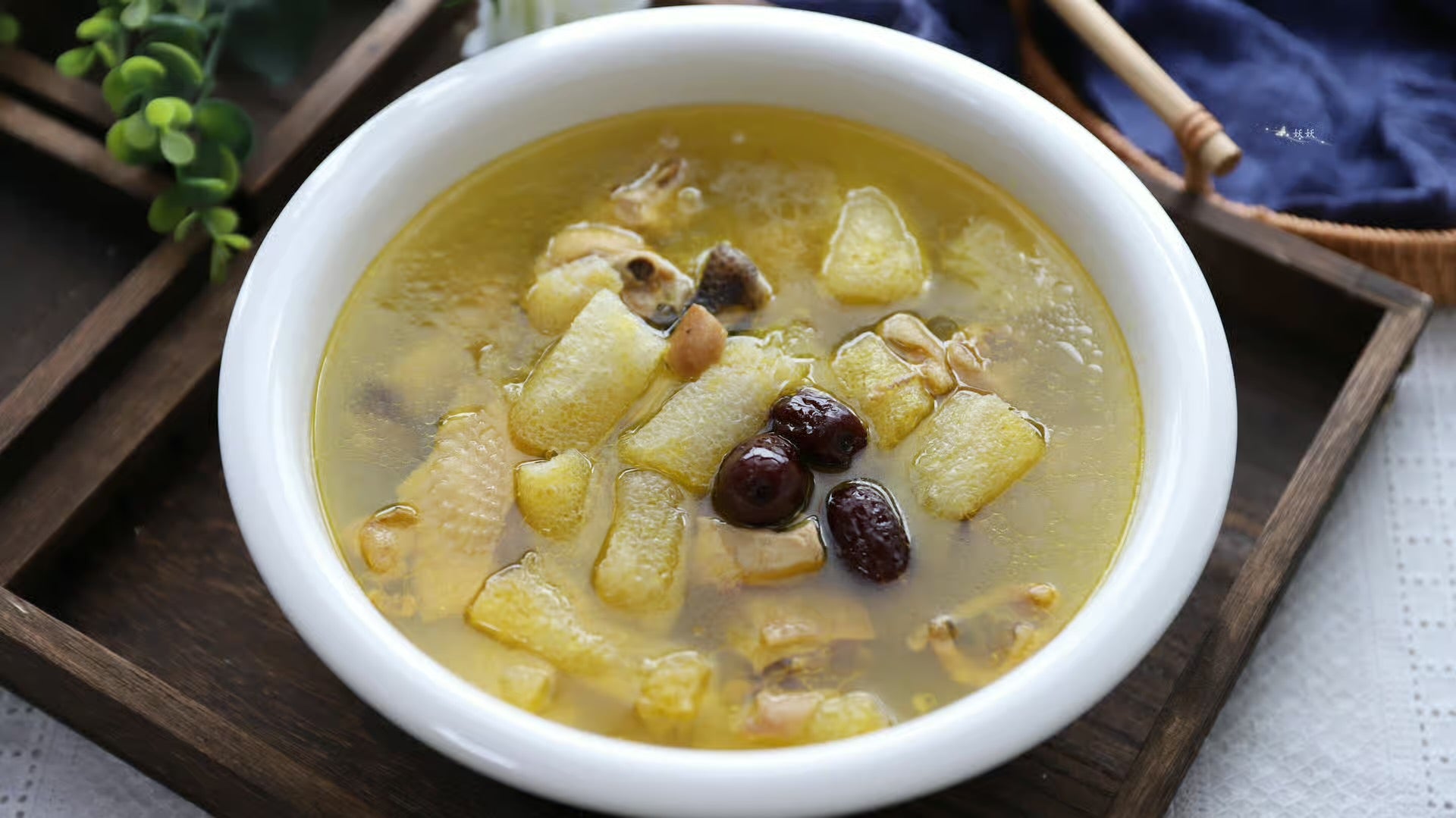 金汤竹笙炖花胶鸡汤