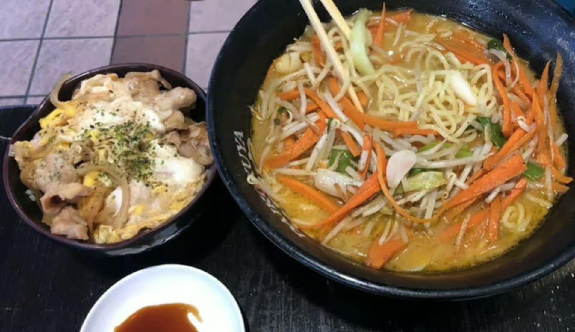 辣味噌拉麵和小雞蛋丼