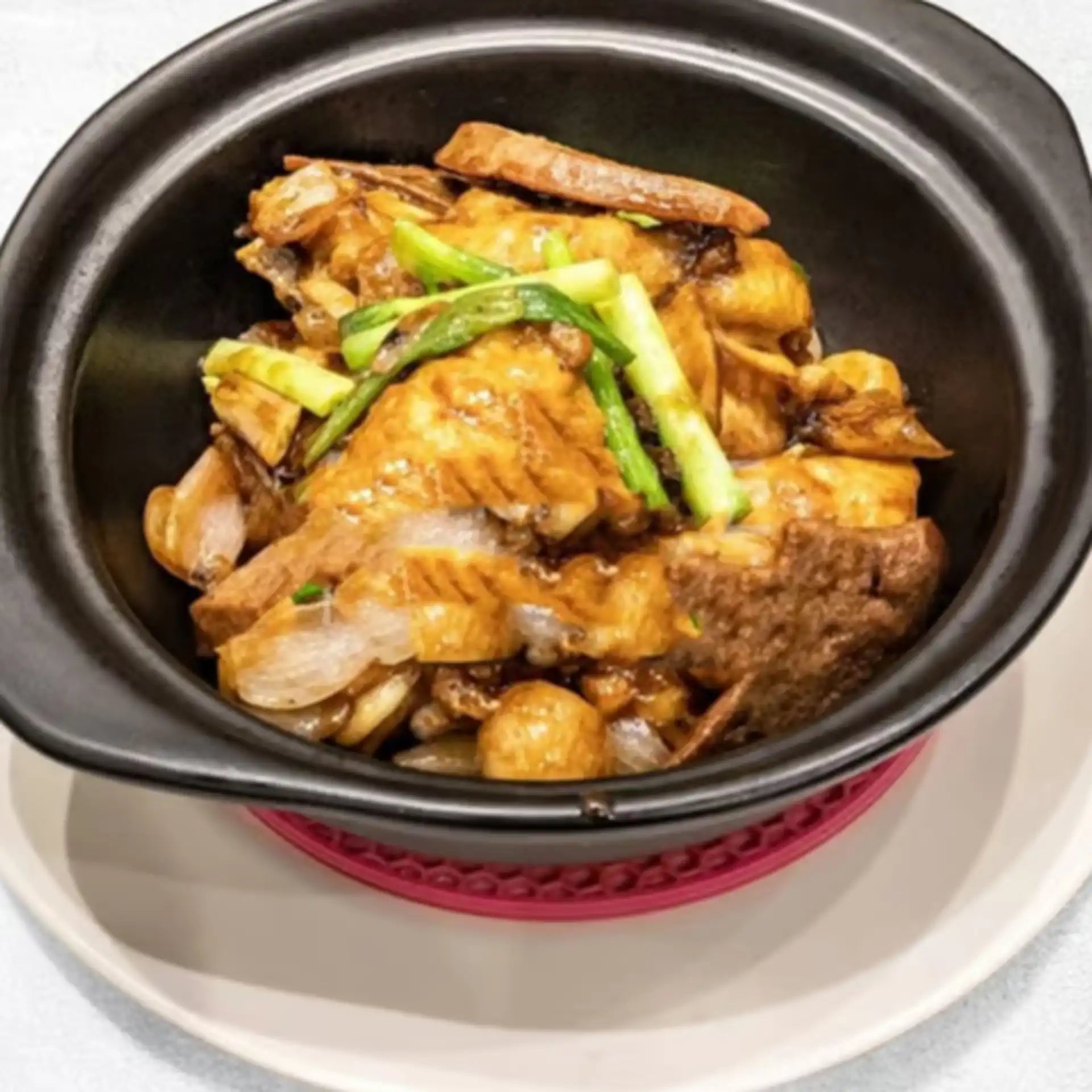 沙 薑 啫 啫 雞 煲