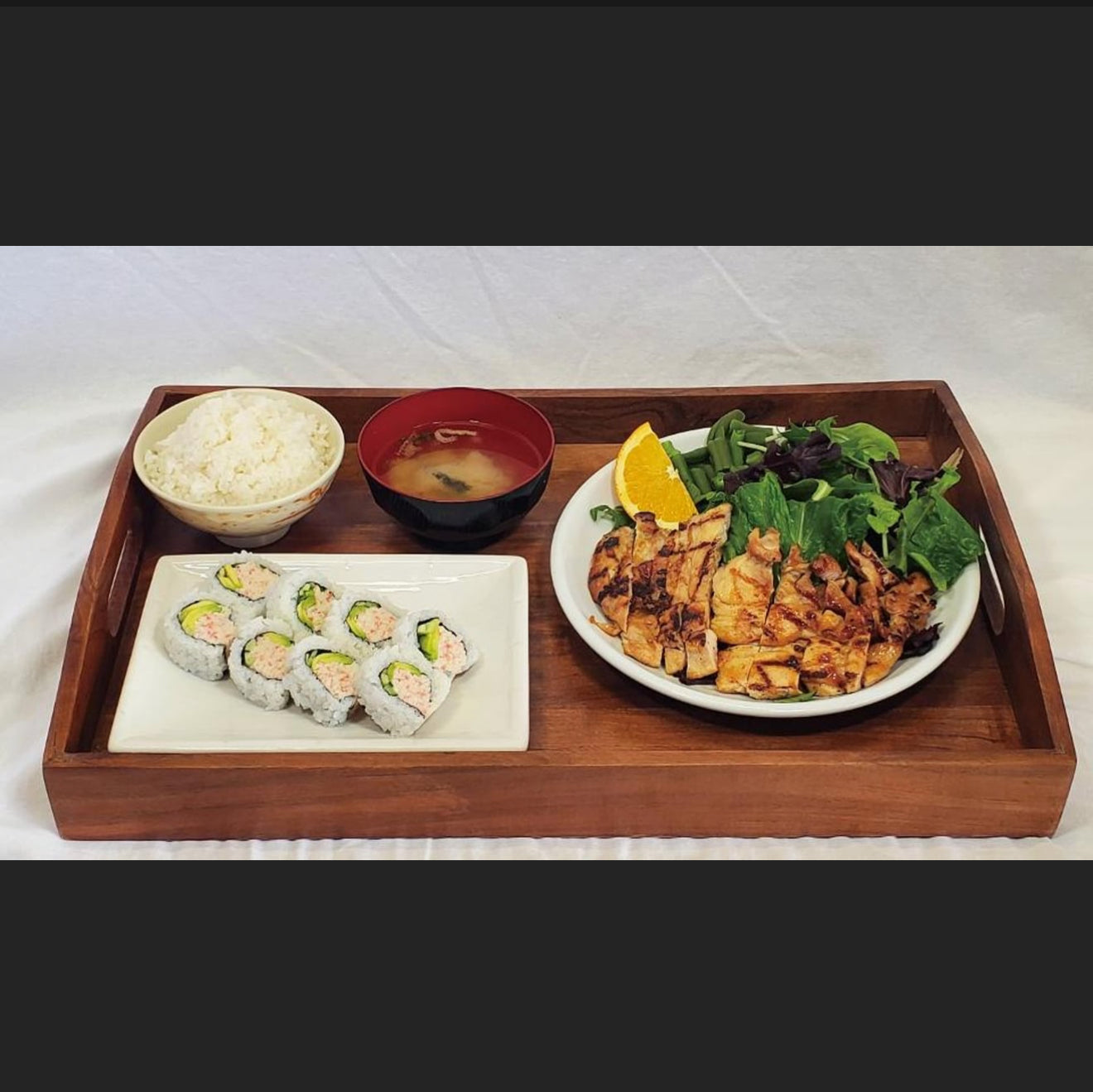 照燒雞肉和加州卷套餐