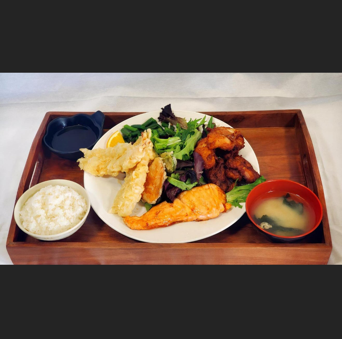 照燒鮭魚、天婦羅和芝麻雞套餐