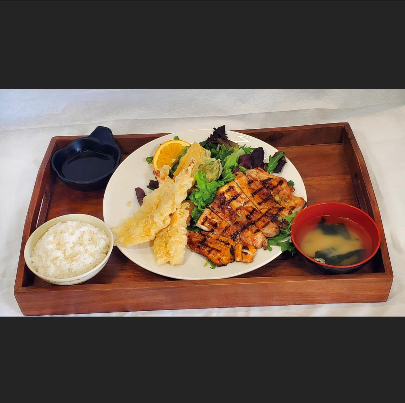 照燒雞肉和天婦羅套餐