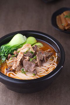 牛腩，牛雜煎米粉