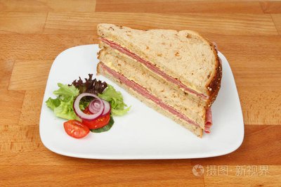 鹹牛肉蛋三文治