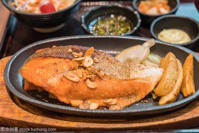 香煎頂級安格斯牛扒拌日式紫菜三文魚