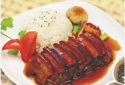 香辣梅菜肉末蓋飯+蔬菜+滷蛋+飲料